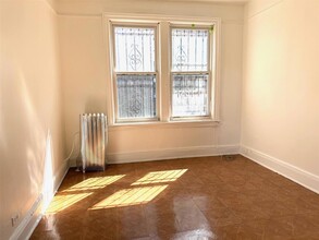 81-10 37th Ave, Unit 3R in Queens, NY - Building Photo - Building Photo