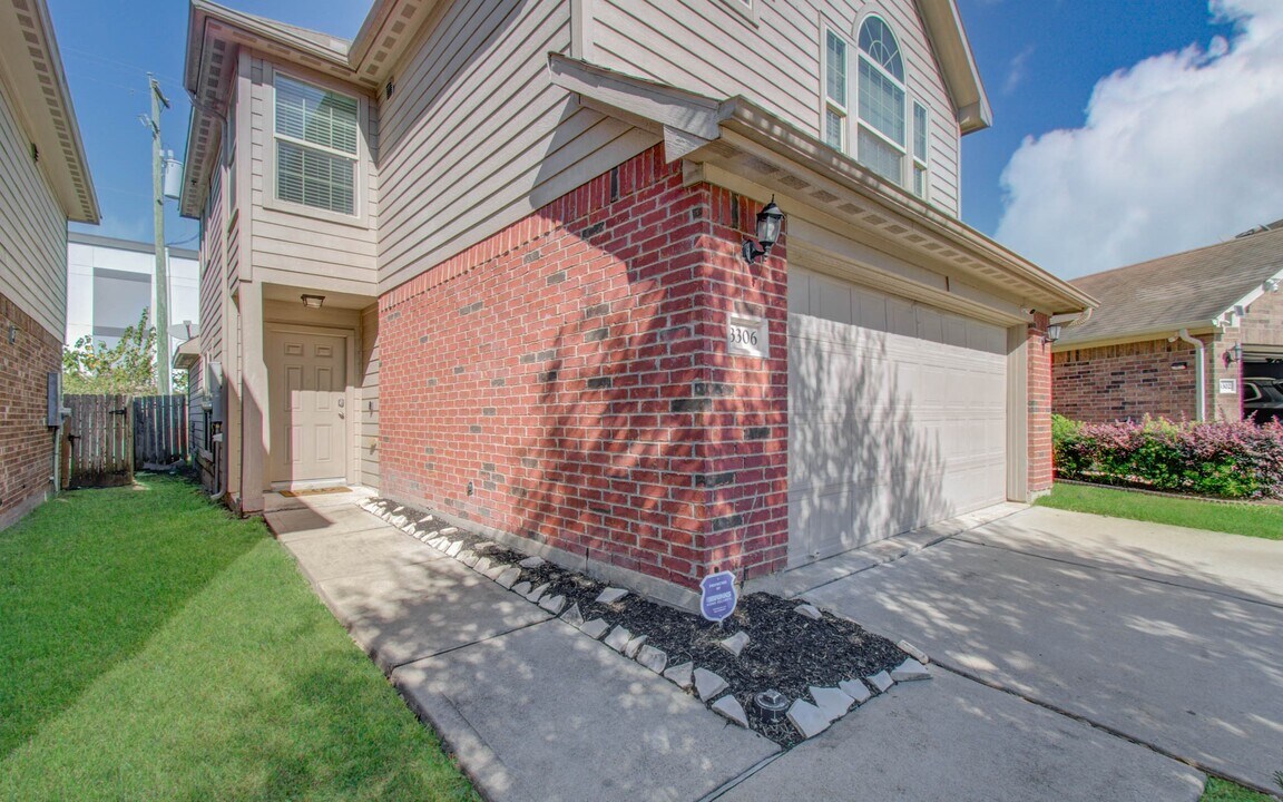3306 Inverness Path Lane in Houston, TX - Building Photo