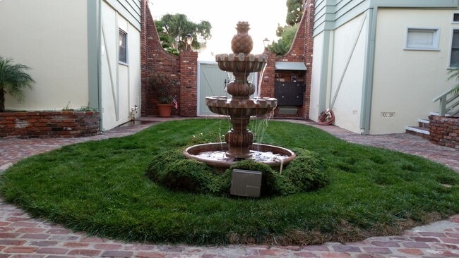 427 Avenue G Ave, Unit 8 in Redondo Beach, CA - Building Photo - Building Photo