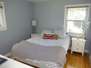 2044 Bluefields Dr in Burlington, ON - Building Photo - Building Photo