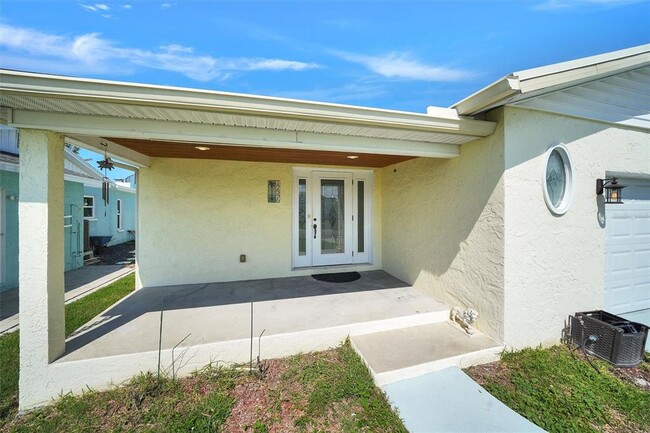 17596 1st St E in Redington Shores, FL - Building Photo - Building Photo