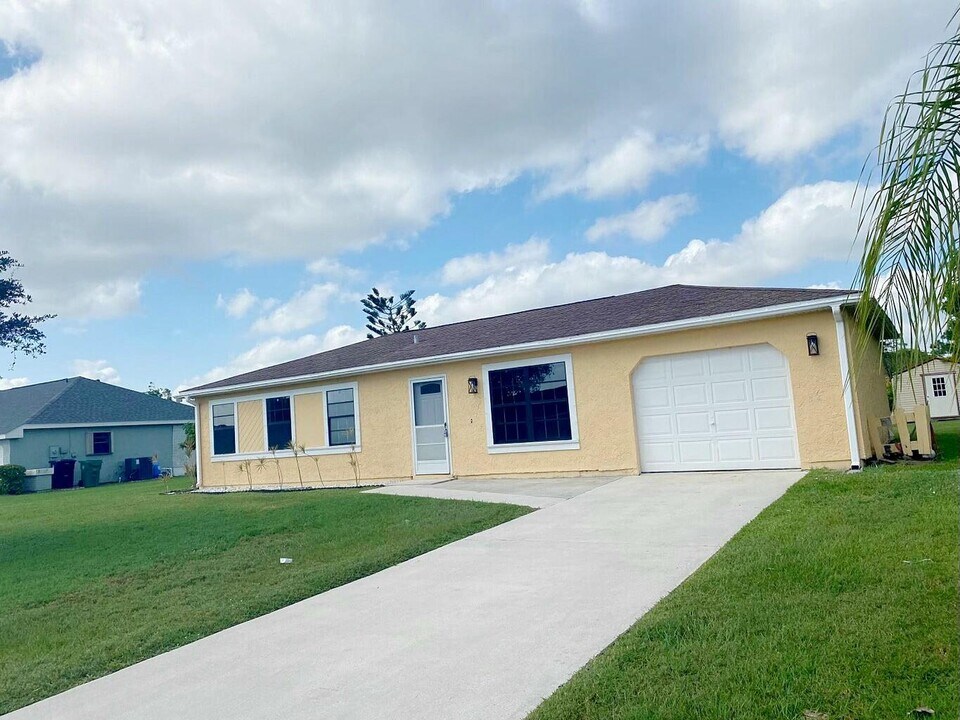 1332 SE Starklake Ct in Port St. Lucie, FL - Building Photo