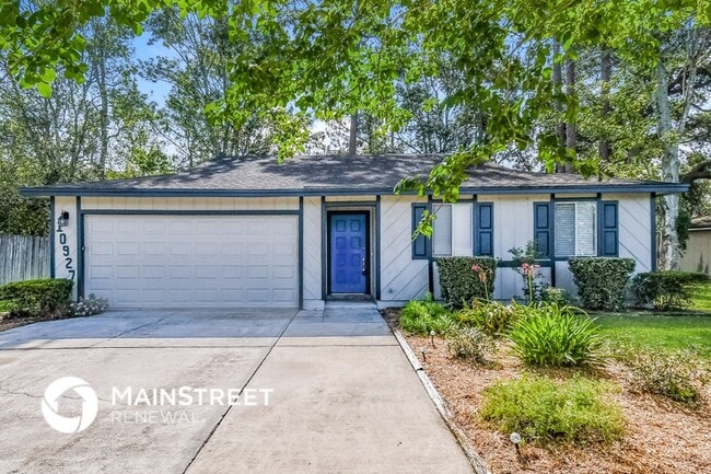 10927 Horse Track Dr E