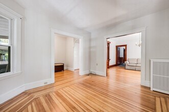 36 Granville Rd in Cambridge, MA - Foto de edificio - Building Photo