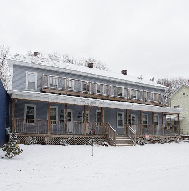 239 1st St in Pittsfield, MA - Foto de edificio - Building Photo