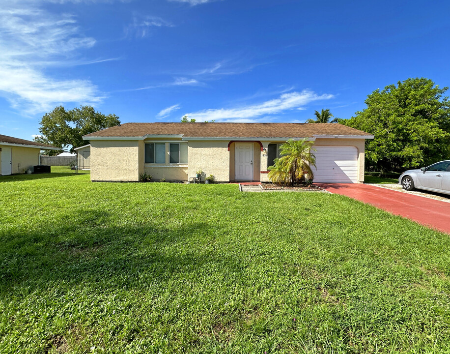 1852 SE Rainier Rd in Port St. Lucie, FL - Building Photo