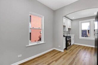 545 N Drake Ave, Unit 3 in Chicago, IL - Foto de edificio - Building Photo