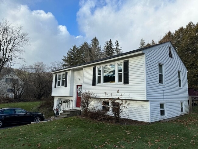 44 Harvest Ln in Hartford, VT - Building Photo - Building Photo
