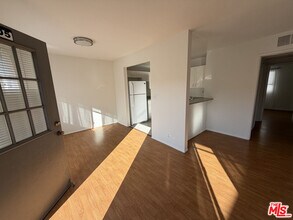 326 S Manhattan Pl in Los Angeles, CA - Building Photo - Building Photo