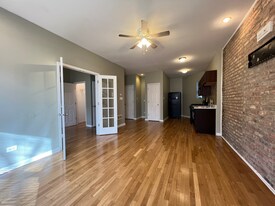 5710 S Michigan Ave in Chicago, IL - Building Photo