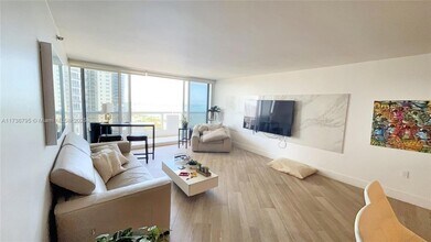 1717 N Bayshore Dr, Unit A-1951 in Miami, FL - Building Photo - Building Photo