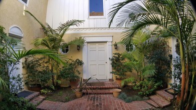 9066 Shoreham Dr in West Hollywood, CA - Building Photo - Building Photo