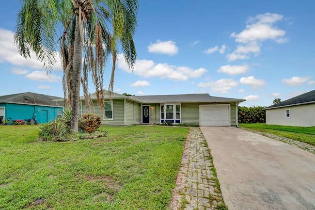 1918 SE Cheltenham St in Port St. Lucie, FL - Building Photo - Building Photo