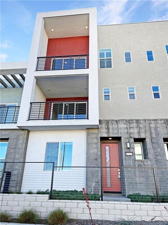 26909 Pathfinder Ln in Valencia, CA - Building Photo