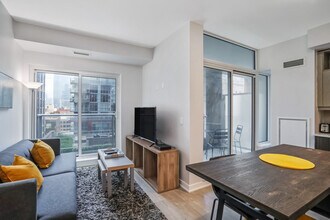 255 Queen St W in Toronto, ON - Building Photo - Building Photo