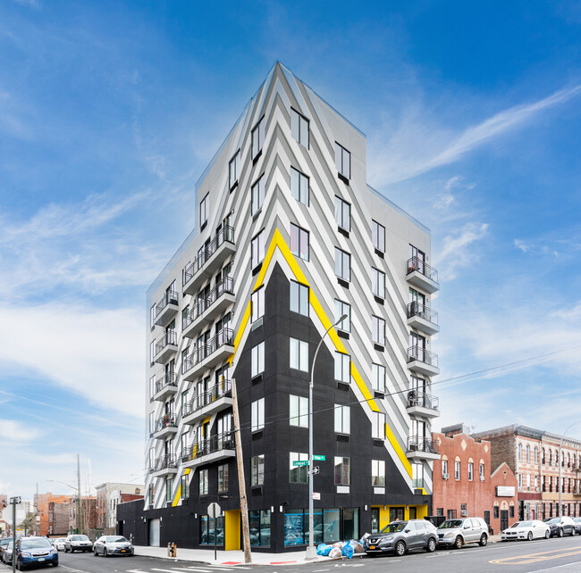 2437 Pitkin Ave in Brooklyn, NY - Foto de edificio - Building Photo