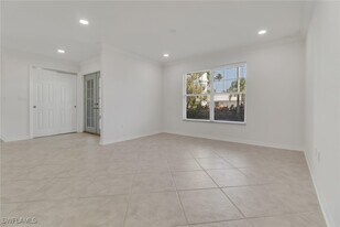 750 Southern Pines Dr in Naples, FL - Building Photo