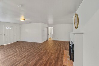 2148 Irvin Wy in Sacramento, CA - Building Photo - Building Photo