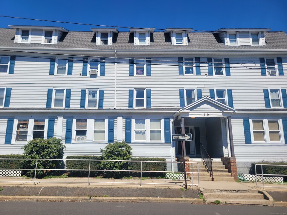 39 Park St in Thomaston, CT - Building Photo