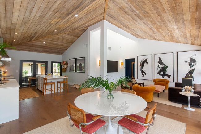 property at 11669 Wimbledon Cir