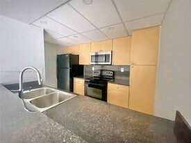 7125 NW 186th St in Hialeah, FL - Building Photo