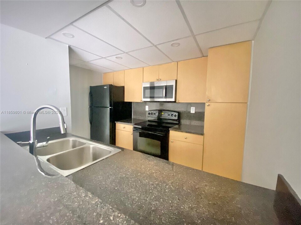 7125 NW 186th St in Hialeah, FL - Building Photo