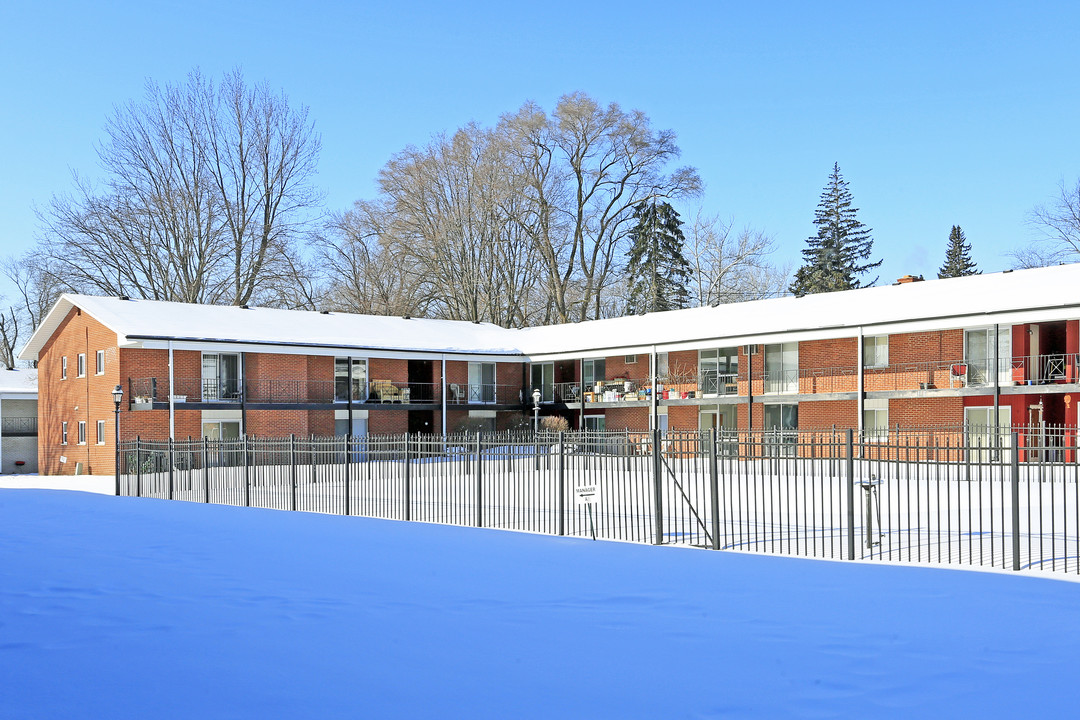 Farmington Plaza Apartments in Farmington, MI - Building Photo