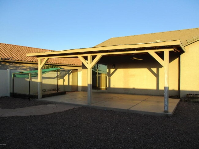 34484 South Pioneer Way in Red Rock, AZ - Foto de edificio - Building Photo