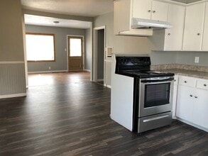 632 Newton St in Waterloo, IA - Building Photo - Building Photo