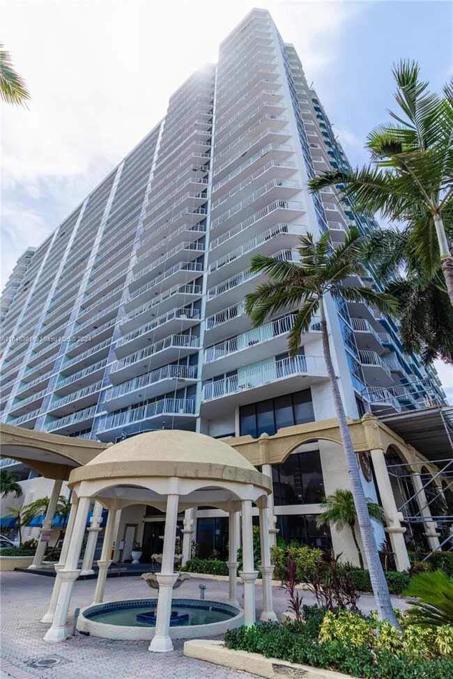 7601 E Treasure Dr, Unit 923 in North Bay Village, FL - Building Photo - Building Photo