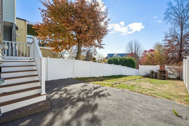 77 Byron St, Unit 2 in Boston, MA - Foto de edificio - Building Photo