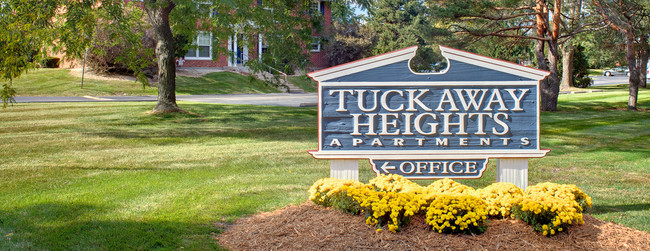 Tuckaway Heights Apartments in Greenfield, WI - Foto de edificio - Building Photo