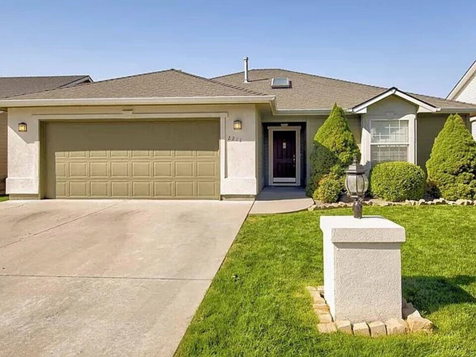2211 N Interlachen Ln in Meridian, ID - Building Photo