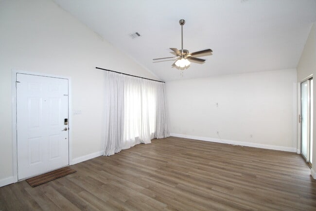 7486 Northpointe Blvd in Pensacola, FL - Building Photo - Building Photo