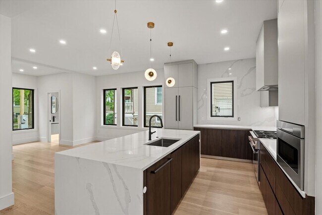 116 Thorndike St in Brookline, MA - Building Photo - Building Photo