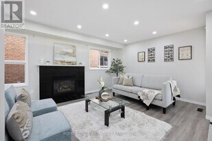 124 Laidlaw Dr in Barrie, ON - Building Photo