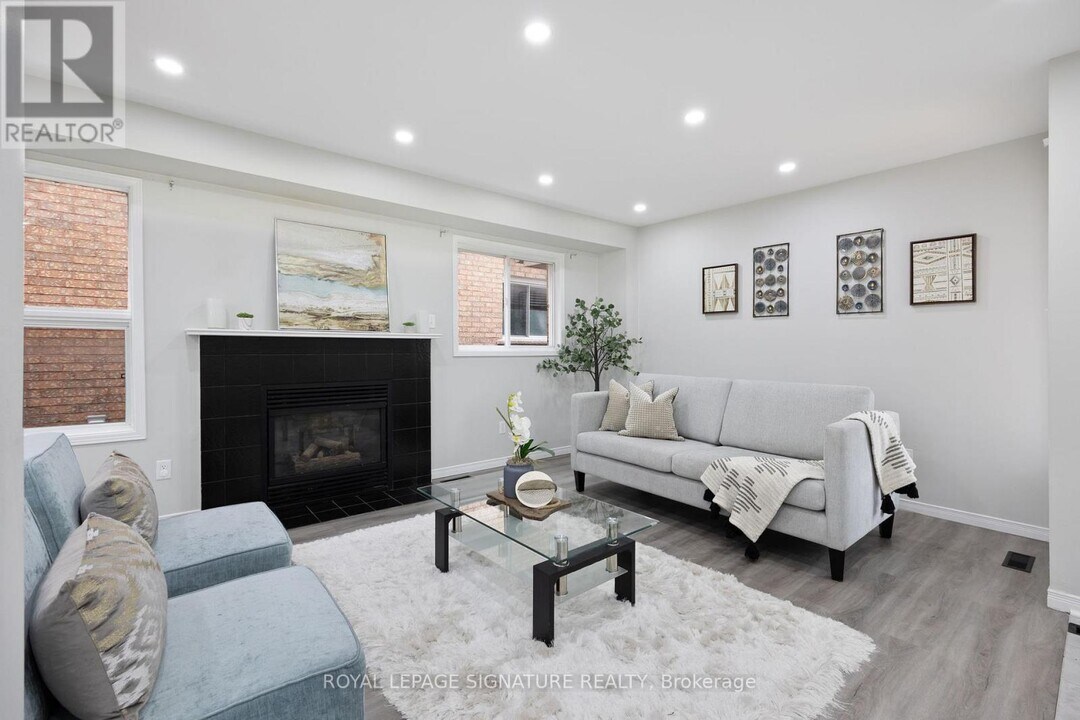 124 Laidlaw Dr in Barrie, ON - Building Photo