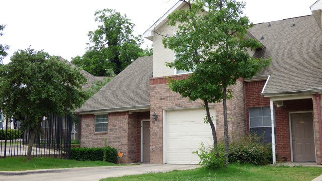 Ewing Villas in Dallas, TX - Foto de edificio