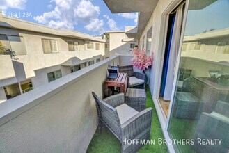121 Croft Ave, Unit 308 in Los Angeles, CA - Foto de edificio - Building Photo