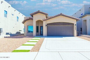 360 Hector Porras Dr in El Paso, TX - Building Photo