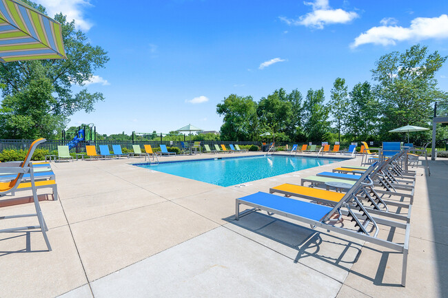 Saddle Brook Apartments in Pewaukee, WI - Foto de edificio - Building Photo