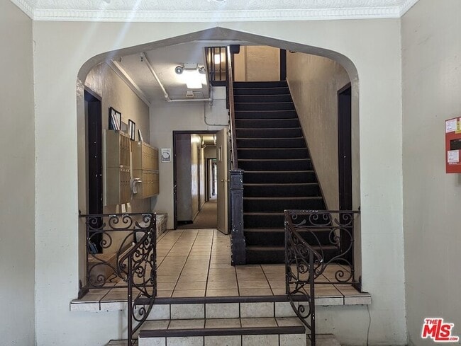 607 S Dunsmuir Ave in Los Angeles, CA - Building Photo - Building Photo