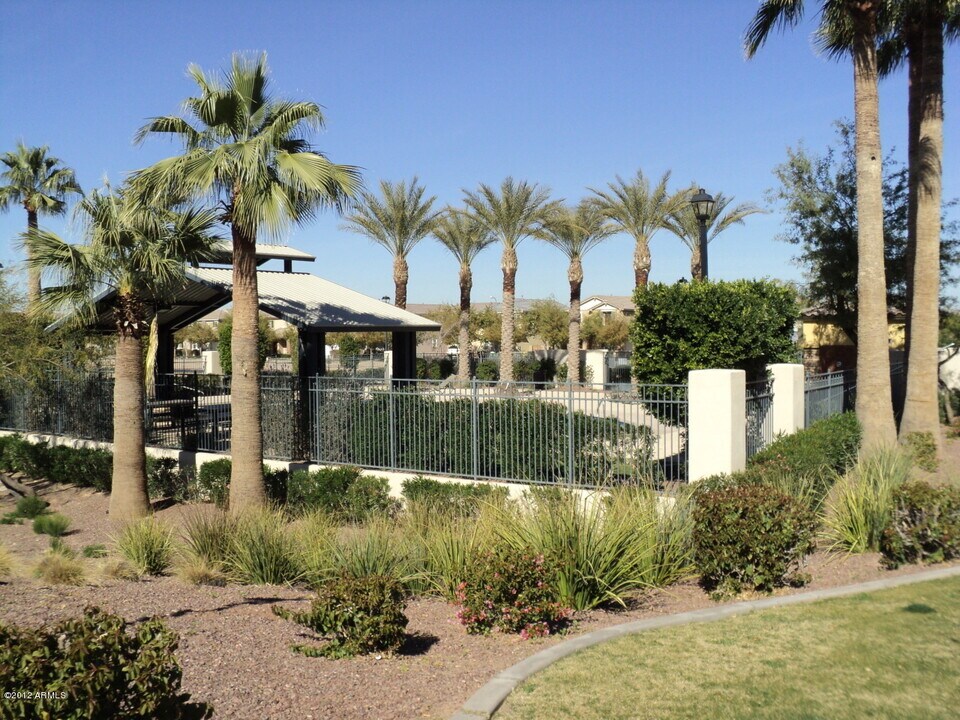 2273 E Huntington Dr in Phoenix, AZ - Building Photo
