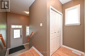 289 Harthill Way in Ottawa, ON - Building Photo - Building Photo