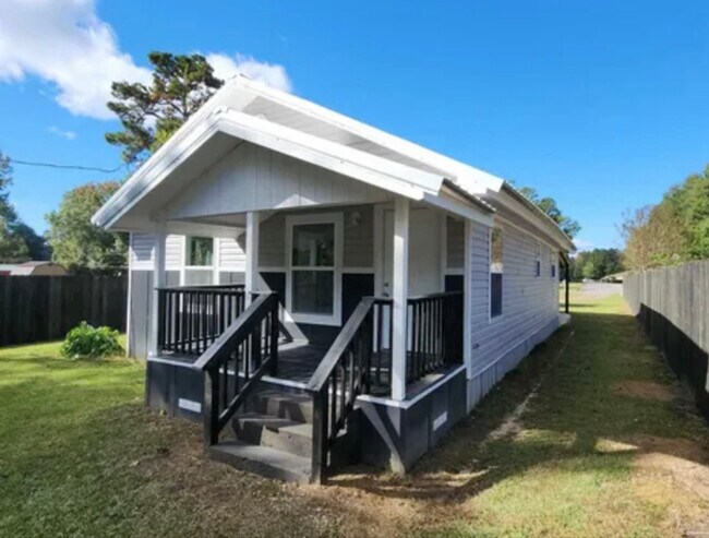 213 Wilson Ave in Atmore, AL - Foto de edificio - Building Photo