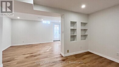 1200 Greenwood Crescent in Oakville, ON - Building Photo - Building Photo