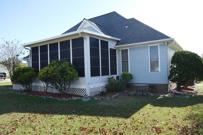 2352 Delia Dr in Elizabeth City, NC - Foto de edificio - Building Photo