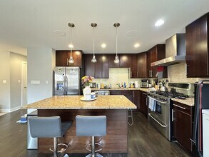 907 N Damen Ave in Chicago, IL - Foto de edificio - Building Photo