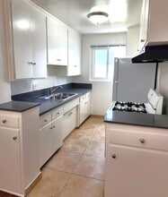 1133 N Hacienda Pl in West Hollywood, CA - Foto de edificio - Building Photo