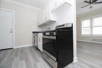 655 W Roscoe St, Unit 2 in Chicago, IL - Foto de edificio - Building Photo